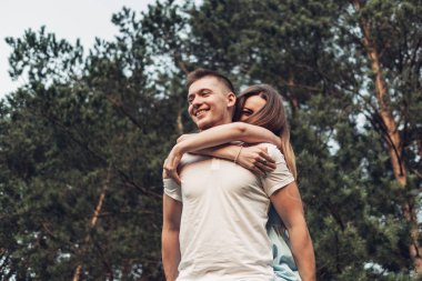 Güzel genç çift günbatımı dışında City adlı eğlenin