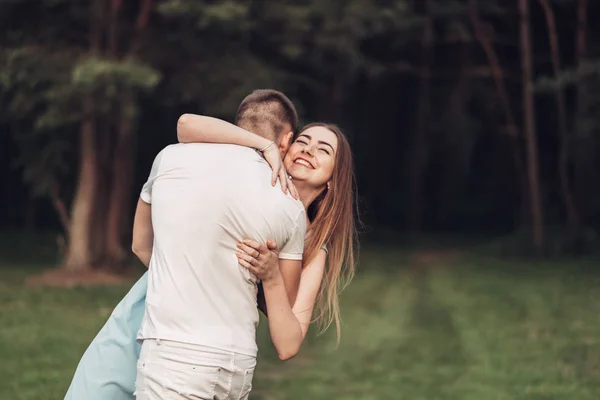 Beau Jeune Couple Amusez Vous Coucher Soleil Dehors Ville — Photo