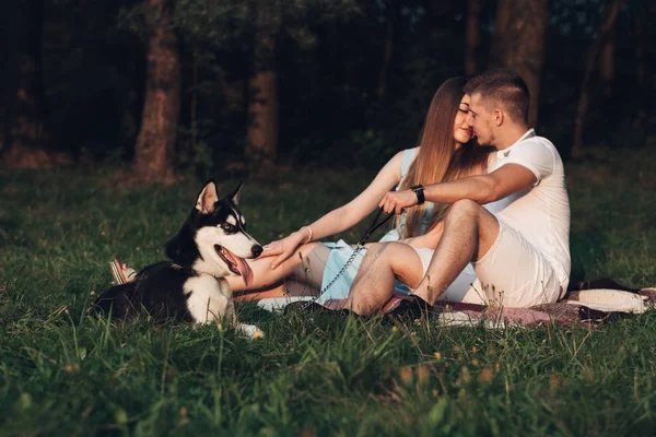 Pareja Joven Divirtiéndose Con Perro Haski Atardecer Fuera Ciudad Naturaleza —  Fotos de Stock