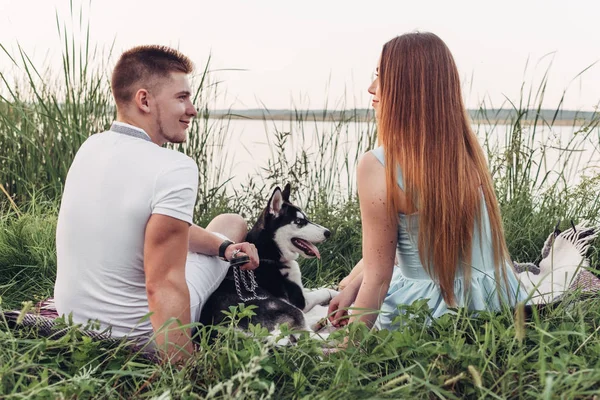 Pareja Joven Divirtiéndose Con Perro Haski Atardecer Fuera Ciudad Naturaleza —  Fotos de Stock