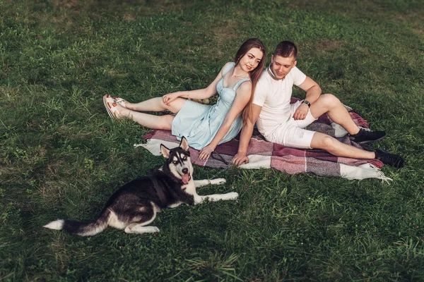 Casal Jovem Divertindo Com Seu Cão Haski Pôr Sol Fora — Fotografia de Stock