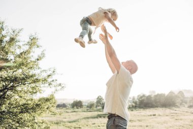 Mutlu baba ve eğleniyor, güneşli yaz zevk kız