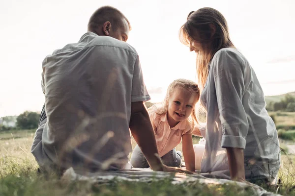 Jong Volwassen Koppel Met Hun Dochtertje Plezier Het Park Buiten — Stockfoto