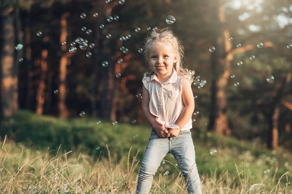 Porträt Eines Glücklichen Kleinen Mädchens — Stockfoto