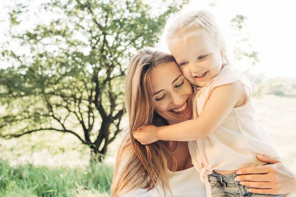 Glückliche Mutter Und Tochter Haben Spaß Genießen Den Sonnigen Sommer — Stockfoto