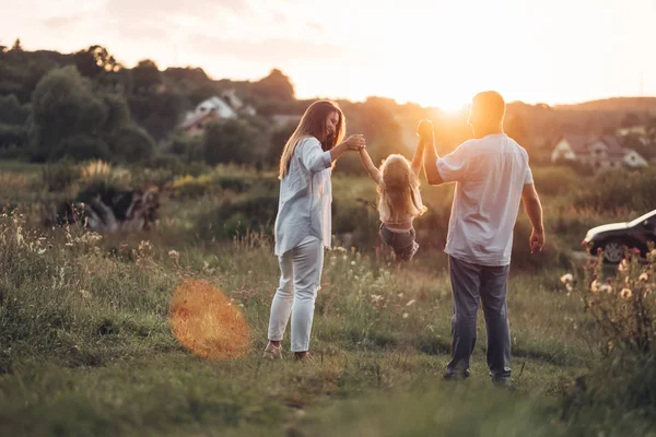 Casal Jovem Adulto Com Sua Filhinha Divertindo Parque Fora Cidade — Fotografia de Stock