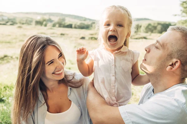 Couple Jeunes Adultes Avec Leur Petite Fille Amusant Dans Parc — Photo