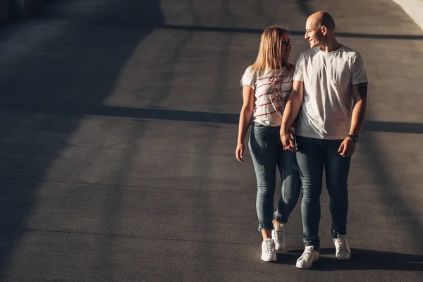 Preciosa Pareja Feliz Divierten Juntos Lugar Estacionamiento —  Fotos de Stock