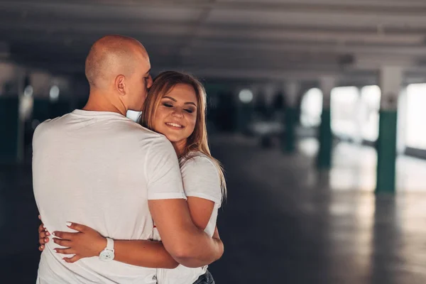 Preciosa Pareja Feliz Divierten Juntos Lugar Estacionamiento —  Fotos de Stock