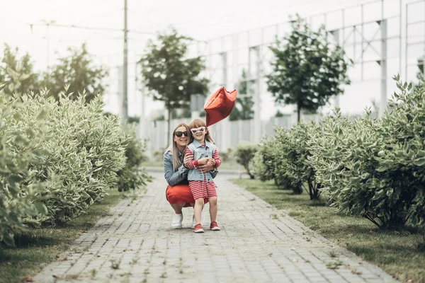 Bella Giovane Madre Con Piccola Figlia Elegante Cammina Attraverso Città — Foto Stock