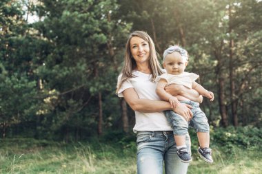 Mutlu anne ve eğleniyor, güneşli yaz zevk kızı