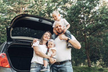 Piknik ormanda, Aile hafta sonu kavramı, dört kişi yaz zevk küçük çocukları ile birlikte genç çift