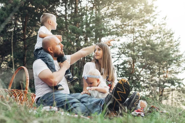 Les Jeunes Couples Avec Leurs Petits Enfants Pique Niquent Forêt — Photo