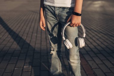 Açık havada Withe kulaklıklarla müzik dinlemek çocuk portresi