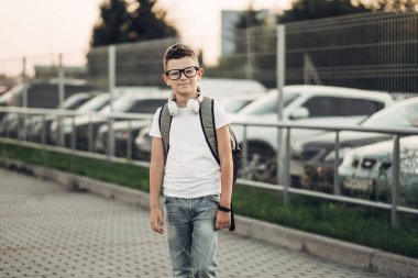 Açık havada Withe kulaklıklarla müzik dinlemek çocuk portresi