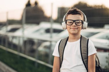 Açık havada Withe kulaklıklarla müzik dinlemek çocuk portresi