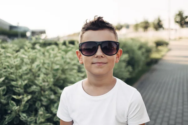 Retrato Menino Óculos Sol Pretos Camiseta Branca — Fotografia de Stock