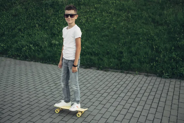 Beyaz gömlekli patenci çocuk portresi