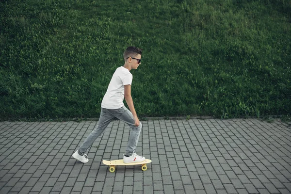 Beyaz gömlekli patenci çocuk portresi