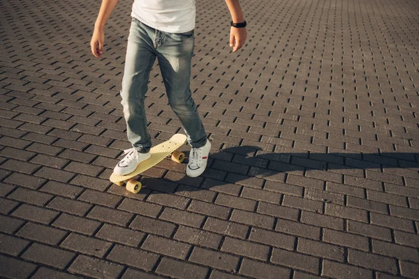 Retrato Skater Boy Camisa Branca — Fotografia de Stock