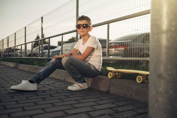 Beyaz gömlekli patenci çocuk portresi