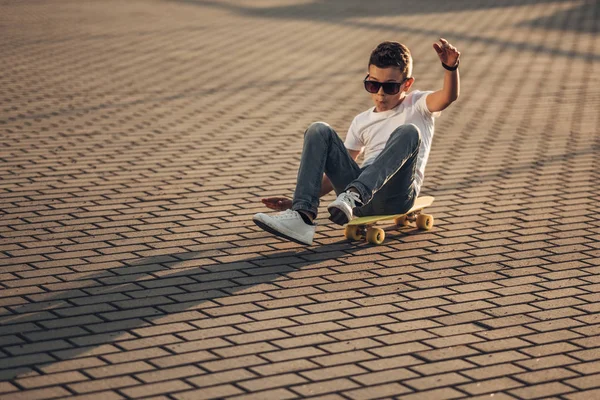 Porträt Eines Skater Jungen Weißen Hemd — Stockfoto