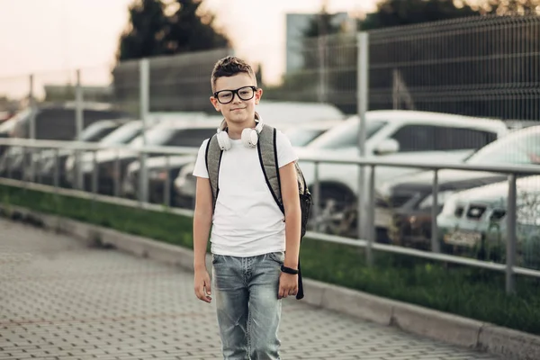 Açık havada Withe kulaklıklarla müzik dinlemek çocuk portresi