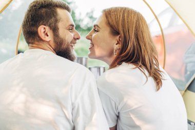 Çadırın içinde oturan ve piknik mutlu genç çift