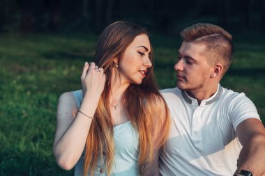 Güzel genç çift günbatımı dışında City adlı eğlenin