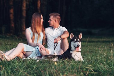 Genç çift onların köpek redaksiyon ikinci Direktörü Haski'nin niteliğine şehir dışında gün batımında eğleniyor