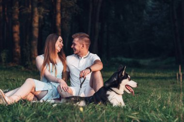 Genç çift onların köpek redaksiyon ikinci Direktörü Haski'nin niteliğine şehir dışında gün batımında eğleniyor