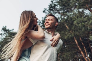 Güzel genç çift günbatımı dışında City adlı eğlenin