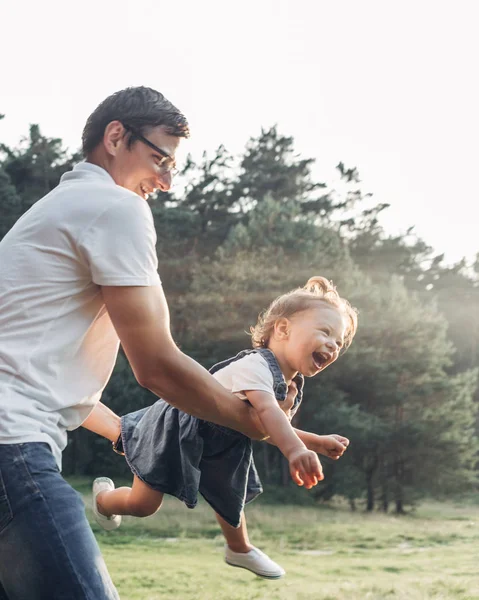 Glücklicher Vater Und Tochter Haben Spaß Genießen Sonnigen Sommertag — Stockfoto