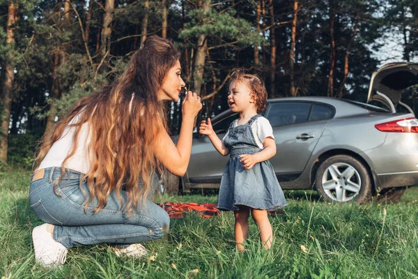 Bonne Mère Fille Amuser Profiter Journée Ensoleillée Été — Photo