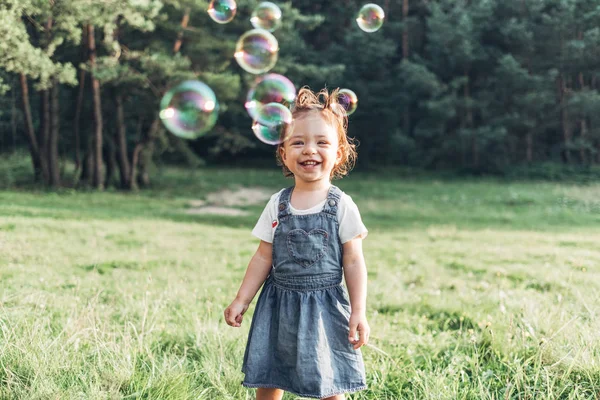 Porträt Eines Glücklichen Kleinen Mädchens Das Spaß Park Hat — Stockfoto