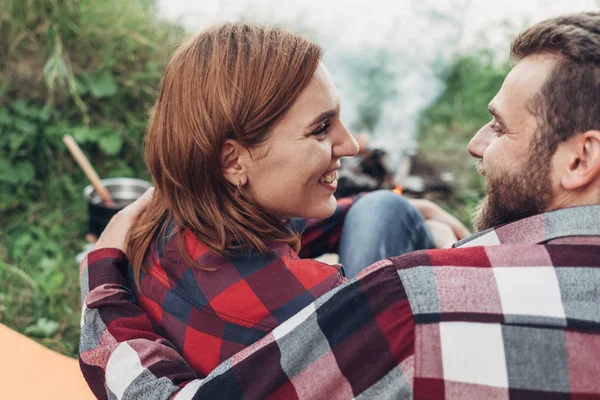 Feliz Pareja Joven Sentada Junto Hoguera Teniendo Picnic Naturaleza — Foto de Stock