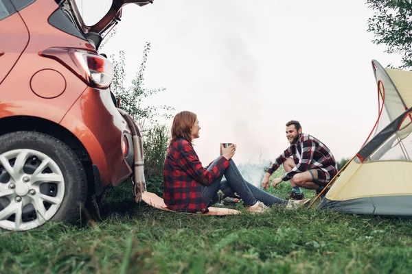 Pasangan Muda Yang Bahagia Duduk Dengan Api Unggun Sedang Piknik — Stok Foto