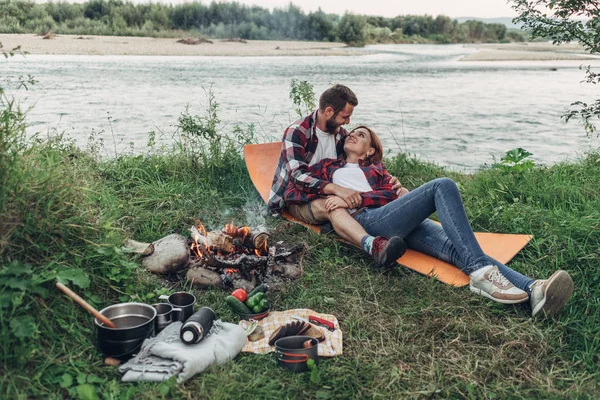 Mutlu Genç Çift Doğa Üzerinde Piknik Şenlik Ateşi Başına Oturmuş — Stok fotoğraf