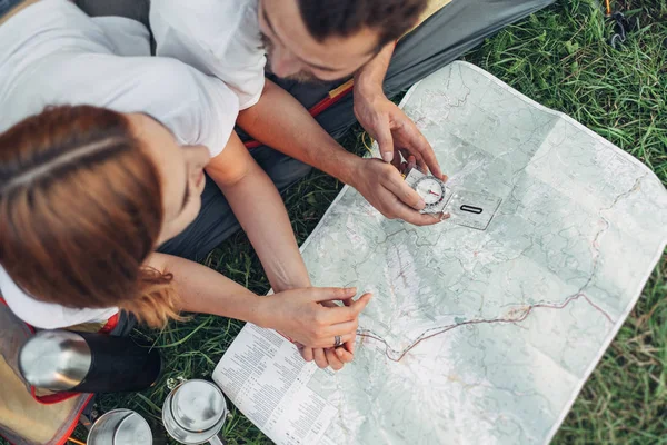 Glückliches Junges Paar Sitzt Zelt Und Sucht Einen Weg Die — Stockfoto