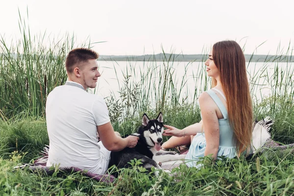 Pareja Joven Divirtiéndose Con Perro Haski Atardecer Fuera Ciudad Naturaleza —  Fotos de Stock