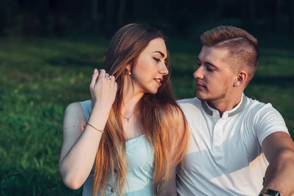 Casal Jovem Bonito Divirta Pôr Sol Fora Cidade — Fotografia de Stock