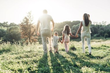 Park dışında City, Aile hafta sonu kavramı, dört kişi zevk yaz aylarında piknik küçük çocukları ile birlikte yetişkin çift