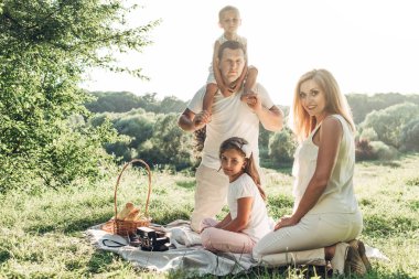 Park dışında City, Aile hafta sonu kavramı, dört kişi zevk yaz aylarında piknik küçük çocukları ile birlikte yetişkin çift