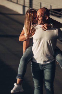 Güzel mutlu çift eğlenceli birlikte park yerlerinde var