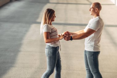 Güzel mutlu çift eğlenceli birlikte park yerlerinde var