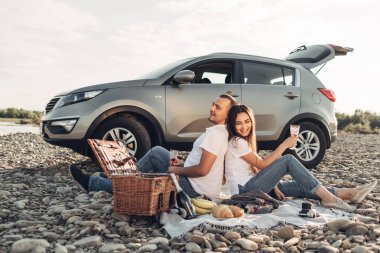 Mutlu Traveler çift üzerinde Suv araba batımına piknik