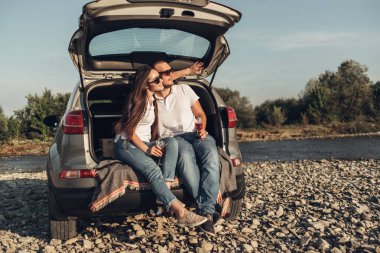 Mutlu Traveler çift üzerinde Suv araba batımına piknik