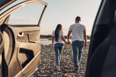 Mutlu çift Roadtrip Suv arabada batımına üzerinde