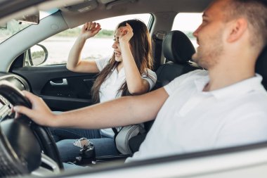 Mutlu çift Roadtrip Suv arabada batımına üzerinde