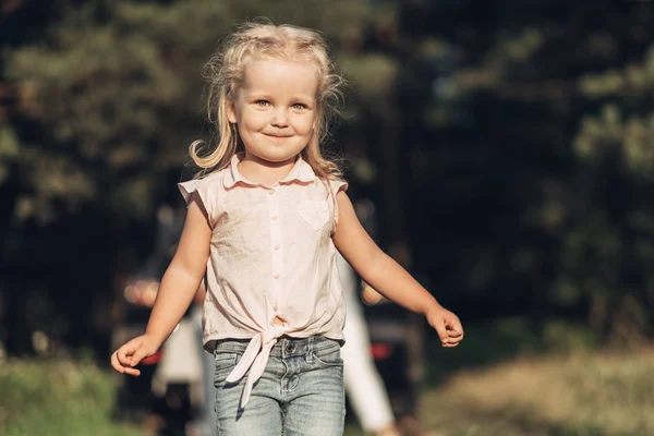 Porträt Eines Glücklichen Kleinen Mädchens — Stockfoto